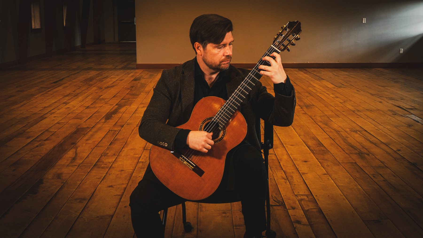Svanur Vilbergsson with his guitar in an Icelandic landscape